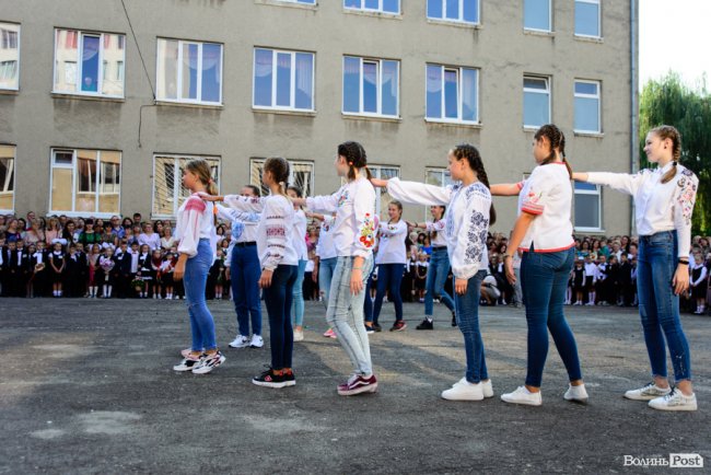 З нардепом і велетенським ведмедем, але без промов: перший дзвоник у луцькій школі №9. ФОТО