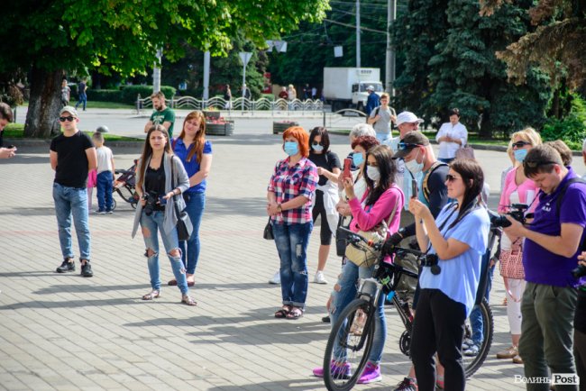 Не хочемо жити у смороді: лучани вийшли на акцію протесту. ФОТО