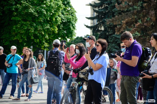 Не хочемо жити у смороді: лучани вийшли на акцію протесту. ФОТО