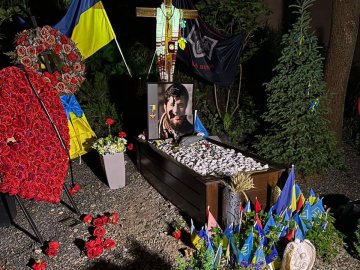 Затримали жінку, яку поглумилася над могилами Героїв у Києві