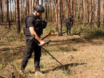 З’явилися фото, як волинські сапери розміновують Донеччину