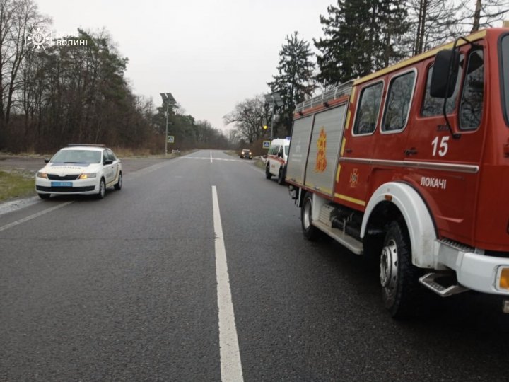 На Волині у кювет злетіла автівка