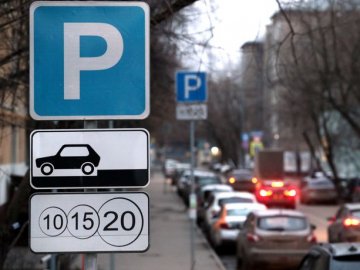 У Луцьку водій в'їхав у припарковану автівку і втік 