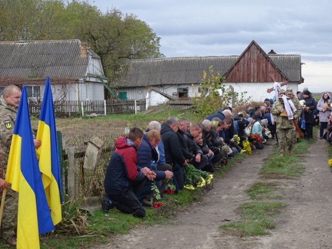 Дорогу перед полеглим Героєм на Волині встелили квітами