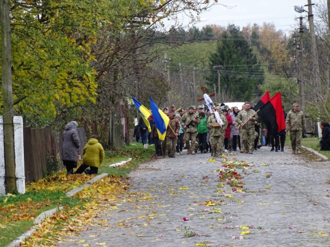 Дорогу перед полеглим Героєм на Волині встелили квітами