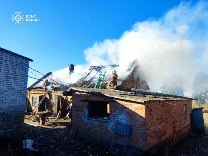 На Волині горіла господарська будівля