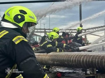 На Київщині третю добу гасять пожежу на промисловому об’єкті