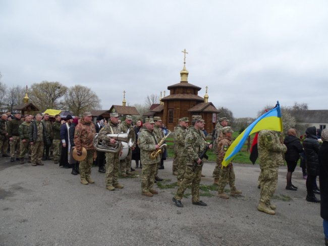 Уквітчаними вулицями провели в останню дорогу Героя з Волині Володимира Сохацького. ФОТО