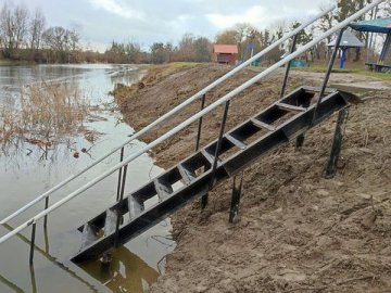 На луцькому пляжі замінять сходи, які встановили місяць тому. ВІДЕО 