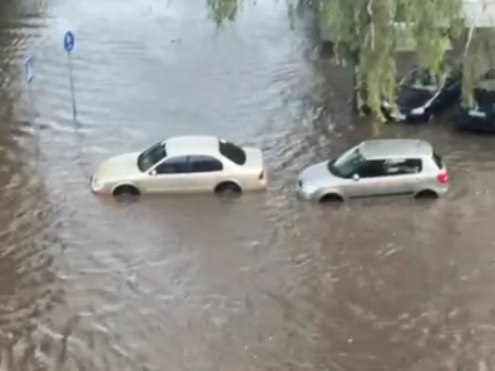 У місті на Волині негода зірвала дах та понівечила автівку. ФОТО