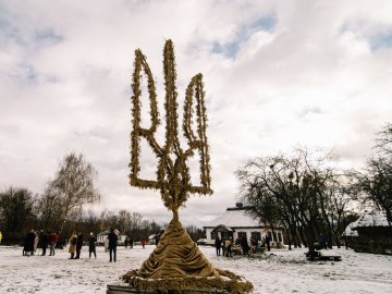 У Пирогові встановили найбільший в Україні тризуб з дідухів