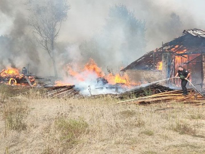 На Чернігівщині через обстріли росії згоріла майже половина села