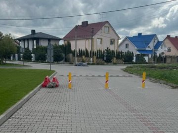 У селі під Луцьком встановили обмежувачі руху, але їх можуть знести