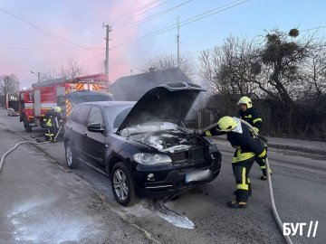 У місті на Волині рятувальники ліквідовували замикання електропроводки у позашляховику