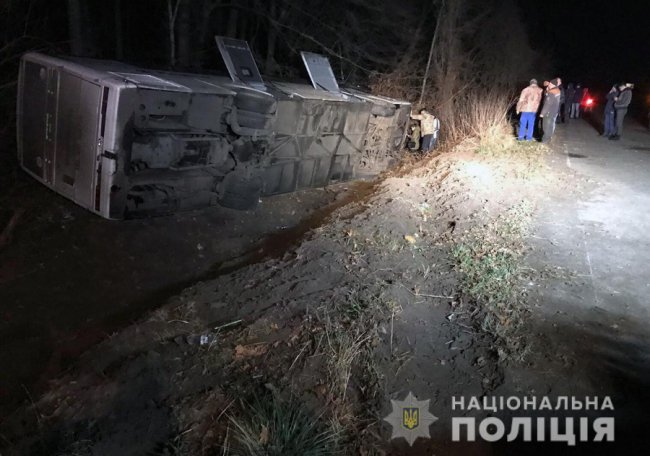 Перекинувся міжнародний автобус, яким кермував волинянин: постраждали люди