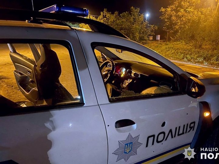 На Хмельниччині п’яний водій розстріляв з автомата автомобілі поліції: є постраждалі