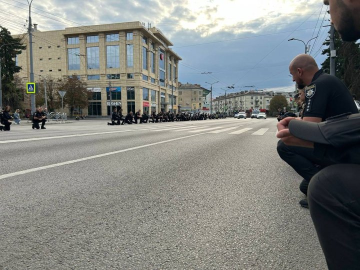 У Луцьку поліцейські на колінах зустріли загиблого колегу Олександра Никитюка