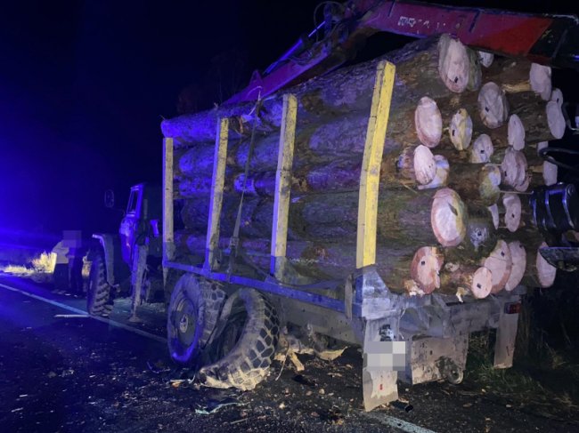 На Волині у ДТП загинула 23-річна жінка: водійка в`їхала у навантажувач Урал