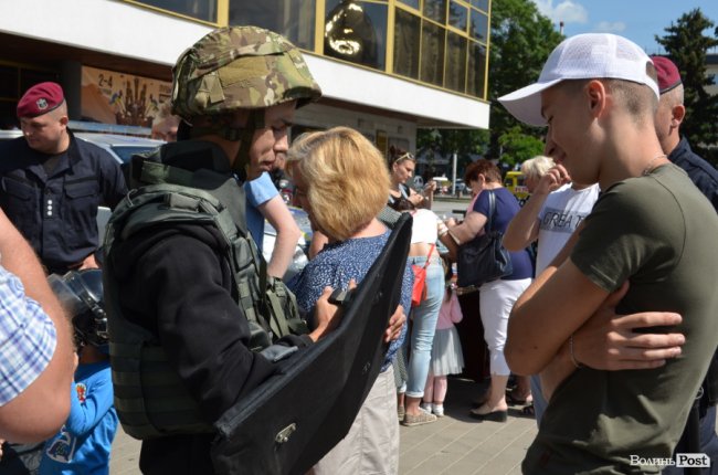 У центрі Луцька можна покататися на авто патрульних, увімкнути сирени і вдягнути бронежилет. ФОТО