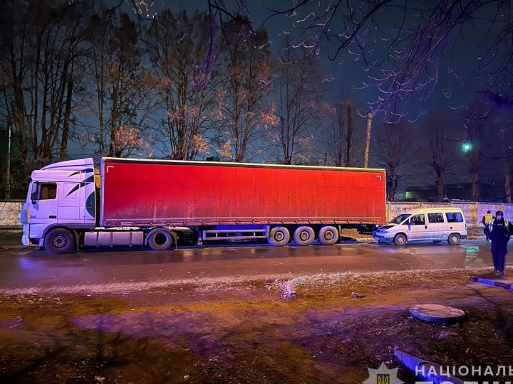 Зіткнувся з припаркованою вантажівкою: повідомили деталі аварії у Луцьку