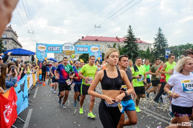 Учасники напівмарафону у Луцьку бігли за новими маршрутами. ФОТОРЕПОРТАЖ