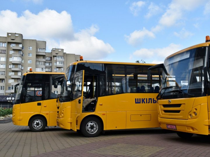 Навчальні заклади Волині отримали 8 шкільних автобусів