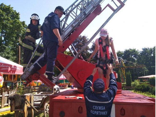 У Кам’янці-Подільському на колесі огляду застрягли семеро людей. ФОТО