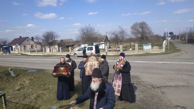 Волинські священники організували автомобільний хресний хід. ФОТО 