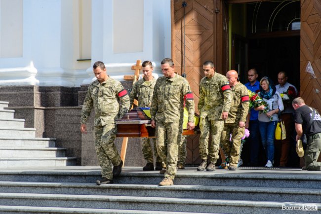 «Він був справжнім»: Луцьк попрощався із загиблим на Сході Олександром Білоусом. ФОТО