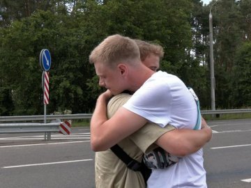 Три роки розлуки з братом: на «Ягодині» зустріли 16-річного хлопця, якого проти волі вивезли до росії