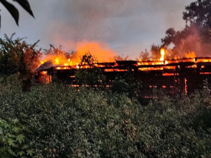 Внаслідок розряду блискавки спалахнули ще дві будівлі на Волині