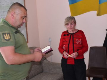 На Волині матері загиблого захисника вручили відзнаку сина