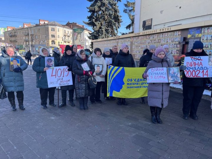 Сім'ї загиблих учасників АТО/ООС зібралися на акцію в Луцьку: люди просять про підтримку