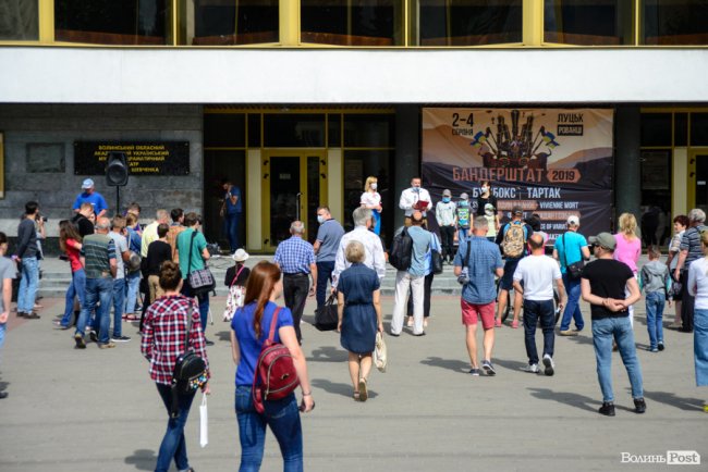 Не хочемо жити у смороді: лучани вийшли на акцію протесту. ФОТО