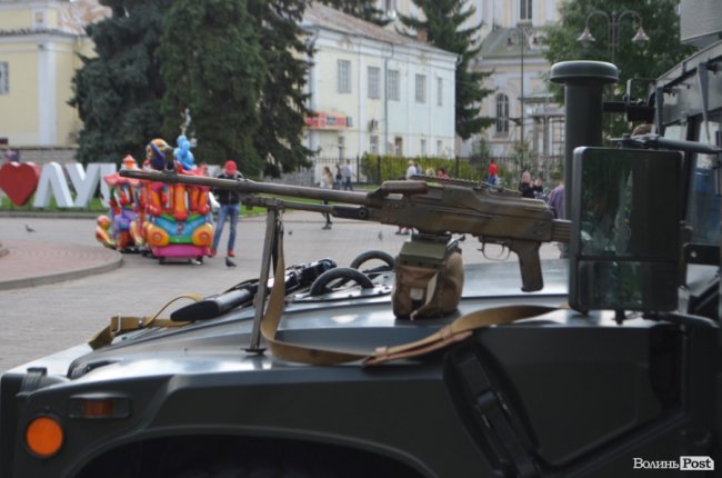 У центрі Луцька десантники показували свою техніку і американський Humvee. ФОТО