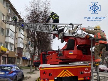 У Луцьку рятувальники допомогли літній жінці, яка знаходилася в зачиненій квартирі