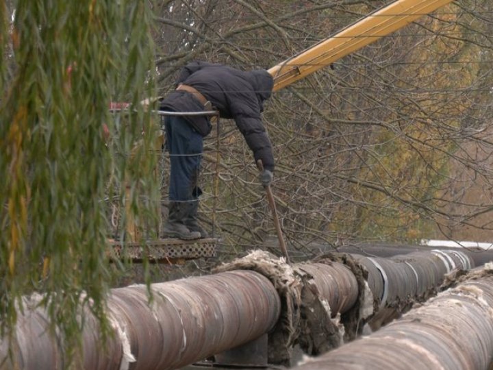 На одній з ділянок у Луцьку комунальники відновлюють теплоізоляцію мереж