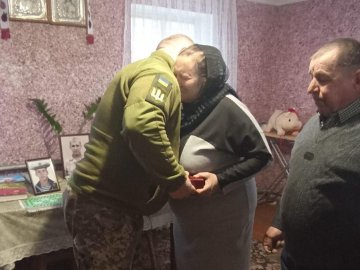 Батькам загиблого Героя Валентина Костюка вручили нагороду сина. ФОТО