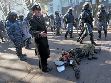 У мережі з’явилося відео, як силовики повз Раду несуть тіло без голови