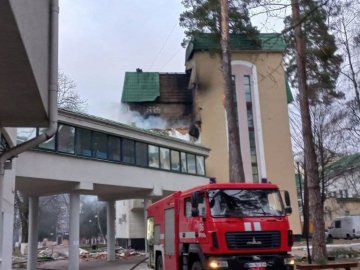 Після ворожих обстрілів горів Державний податковий університет в Ірпені. ФОТО