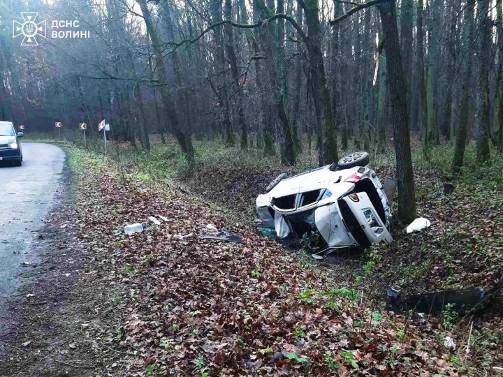 Поблизу Луцька перекинувся автомобіль