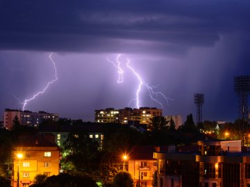 Під час грози у Луцьку зафіксували неймовірні блискавки. ФОТО