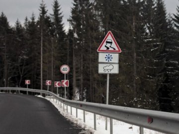 Через ожеледицю «закрили» волинські дороги