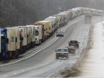 100 автомобілів стоять у черзі на кордоні з Польщею