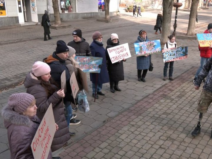 У Луцьку люди з інвалідністю по зору влаштували акцію біля центру CityCard