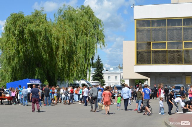 У центрі Луцька можна покататися на авто патрульних, увімкнути сирени і вдягнути бронежилет. ФОТО