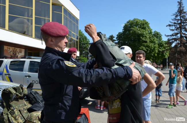 У центрі Луцька можна покататися на авто патрульних, увімкнути сирени і вдягнути бронежилет. ФОТО