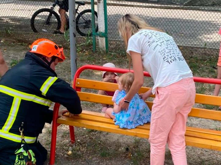 У Луцьку рятувальники визволили з пастки ніжку 2-річної дівчинки