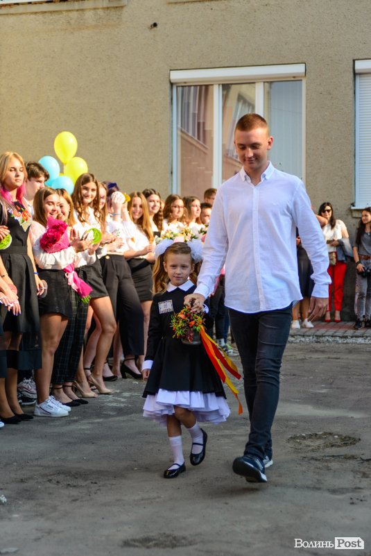 З нардепом і велетенським ведмедем, але без промов: перший дзвоник у луцькій школі №9. ФОТО