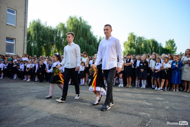 З нардепом і велетенським ведмедем, але без промов: перший дзвоник у луцькій школі №9. ФОТО